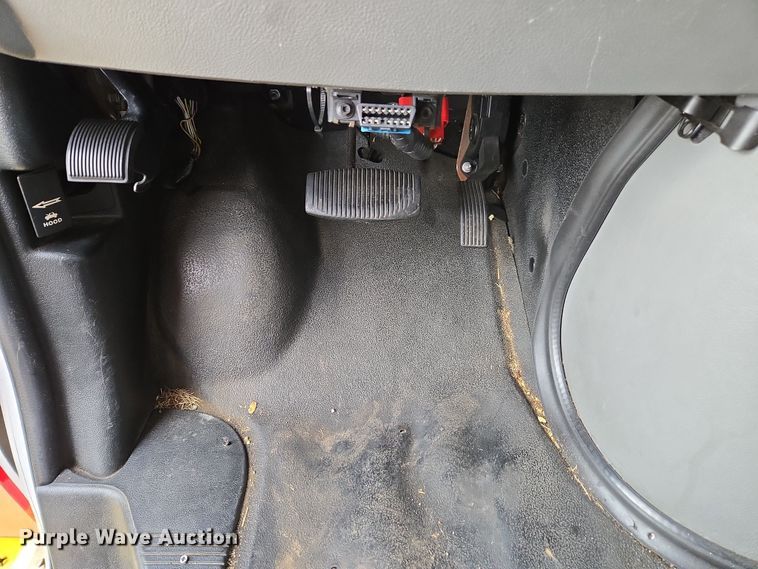 image for item DU2702 2013 Ford E350 shuttle bus