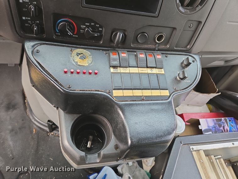 image for item DU2702 2013 Ford E350 shuttle bus