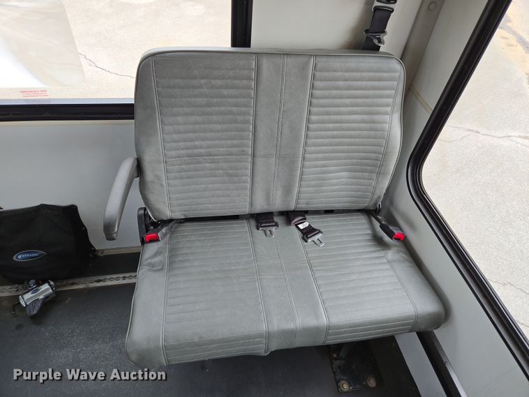 image for item DU2702 2013 Ford E350 shuttle bus
