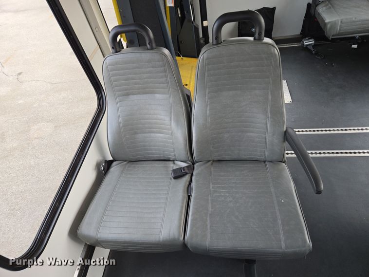 image for item DU2702 2013 Ford E350 shuttle bus