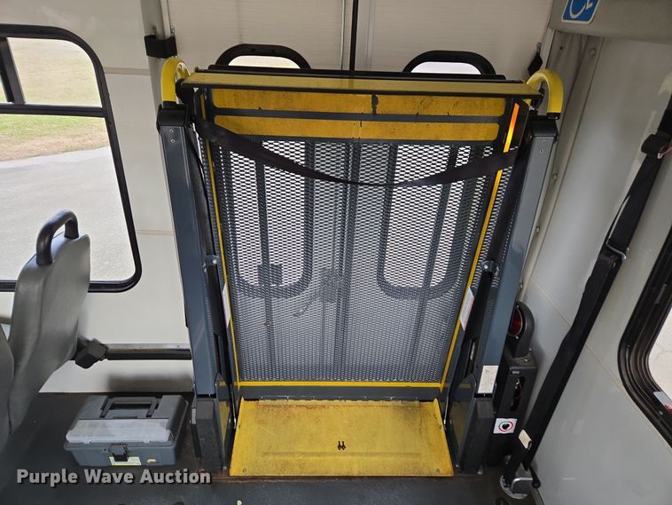 image for item DU2702 2013 Ford E350 shuttle bus