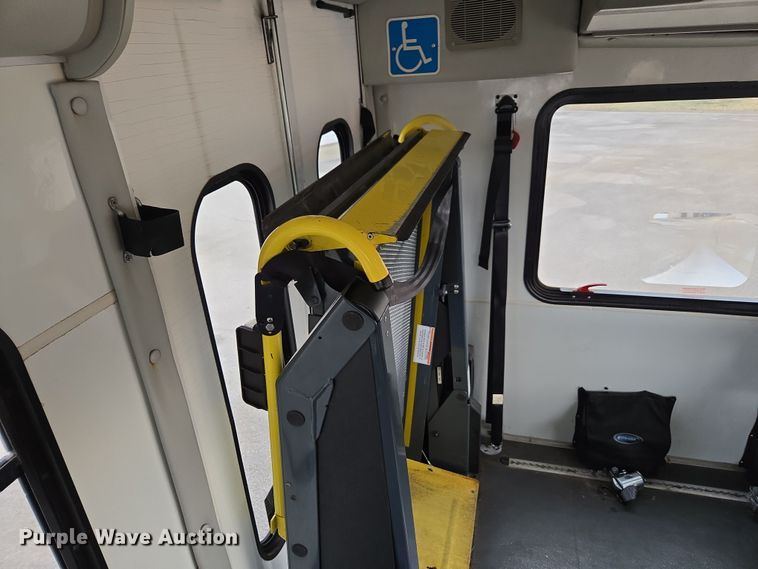 image for item DU2702 2013 Ford E350 shuttle bus