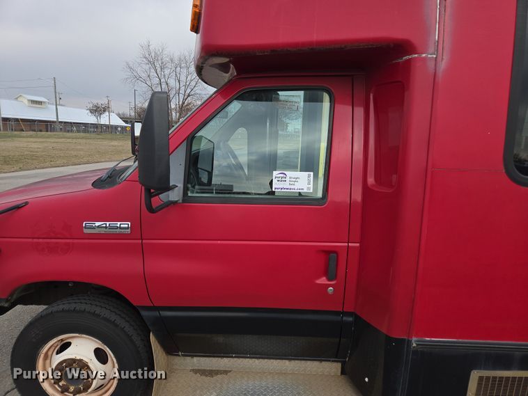 image for item DU2703 2010 Ford E450 shuttle bus