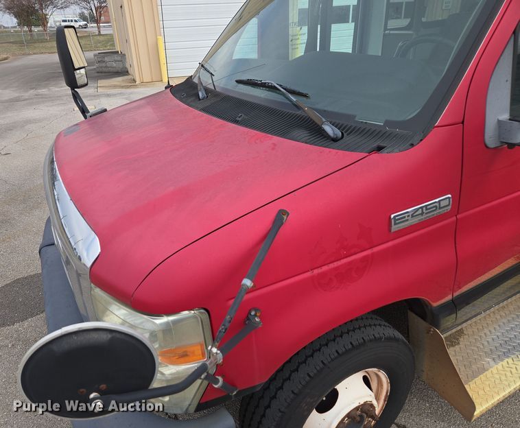 image for item DU2703 2010 Ford E450 shuttle bus