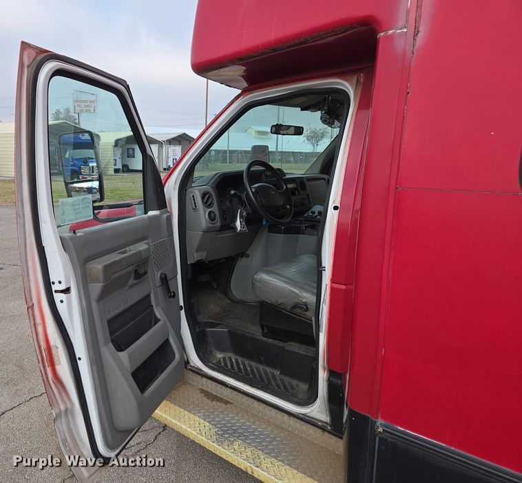 image for item DU2703 2010 Ford E450 shuttle bus