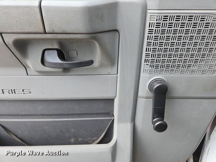 image for item DU2703 2010 Ford E450 shuttle bus