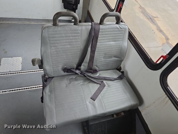 image for item DU2703 2010 Ford E450 shuttle bus