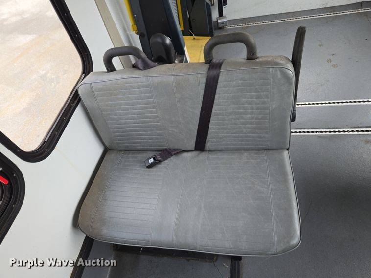 image for item DU2703 2010 Ford E450 shuttle bus