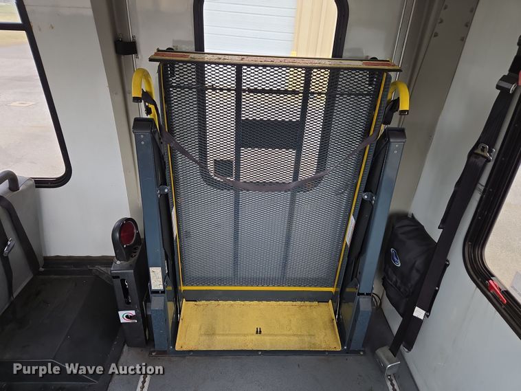 image for item DU2703 2010 Ford E450 shuttle bus