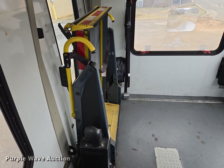 image for item DU2703 2010 Ford E450 shuttle bus