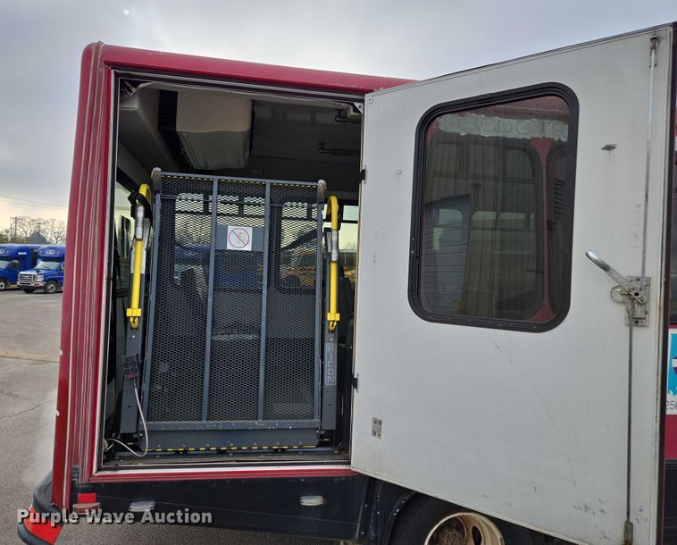 image for item DU2704 2010 Ford E450 shuttle bus