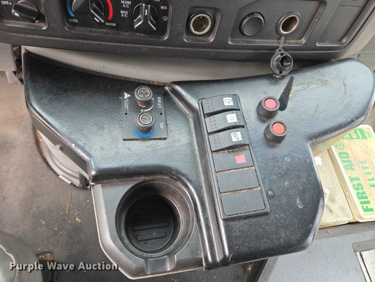 image for item DU2704 2010 Ford E450 shuttle bus