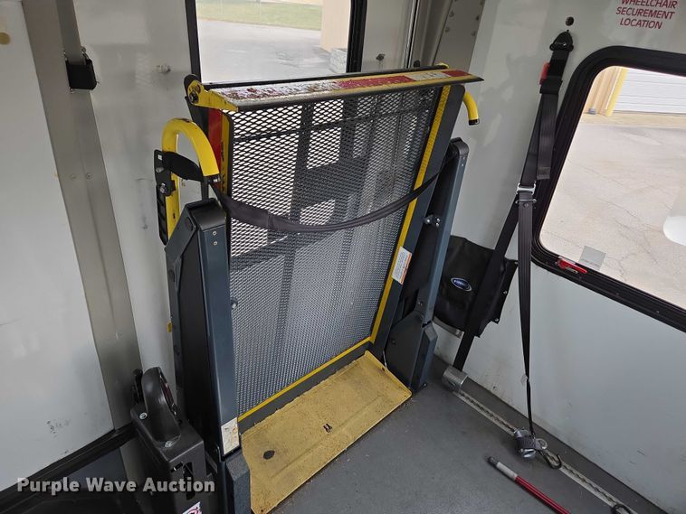 image for item DU2704 2010 Ford E450 shuttle bus