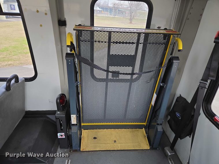 image for item DU2704 2010 Ford E450 shuttle bus