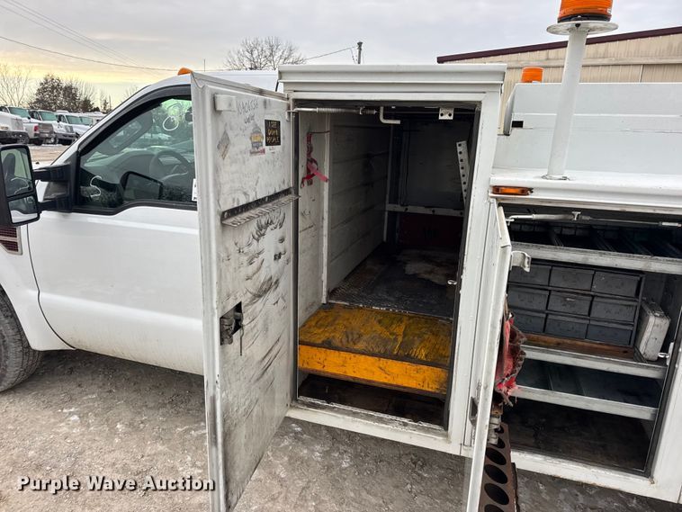 image for item DW6704 2009 Ford F-350 utility bed pickup truck