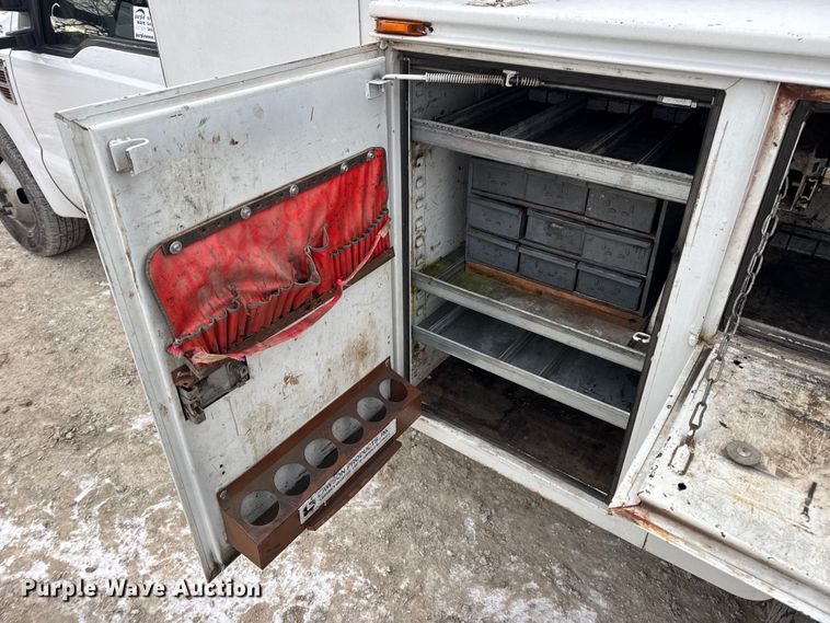 image for item DW6704 2009 Ford F-350 utility bed pickup truck