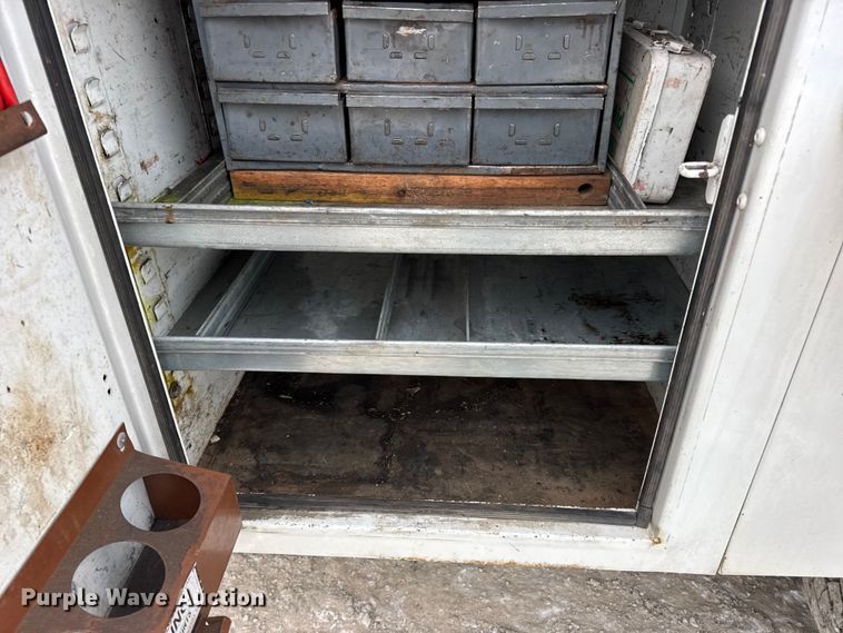 image for item DW6704 2009 Ford F-350 utility bed pickup truck