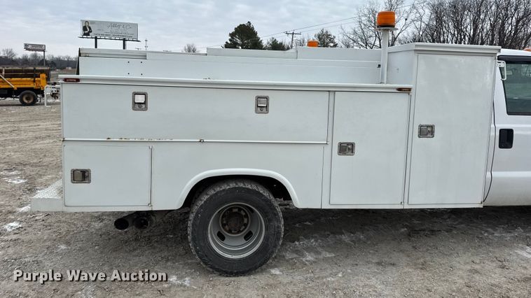 image for item DW6704 2009 Ford F-350 utility bed pickup truck