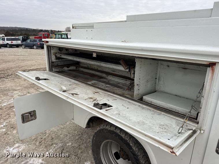 image for item DW6704 2009 Ford F-350 utility bed pickup truck