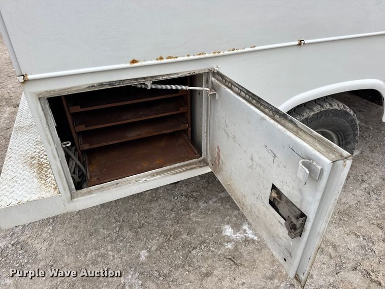 image for item DW6704 2009 Ford F-350 utility bed pickup truck