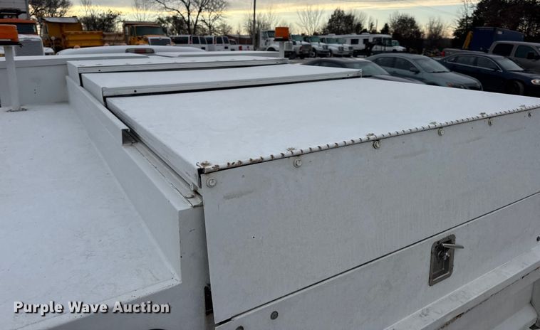 image for item DW6704 2009 Ford F-350 utility bed pickup truck