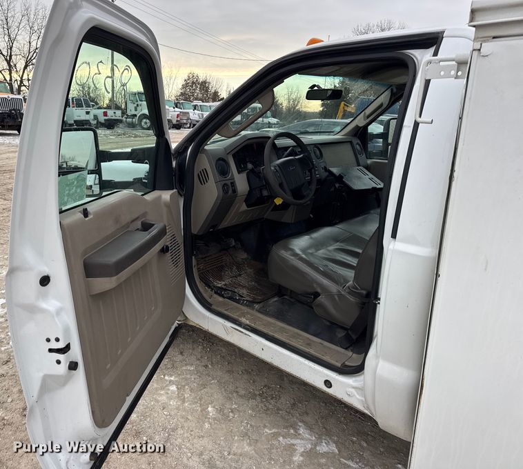 image for item DW6704 2009 Ford F-350 utility bed pickup truck