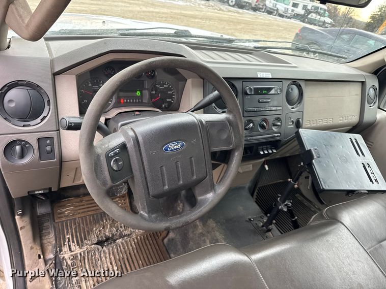 image for item DW6704 2009 Ford F-350 utility bed pickup truck