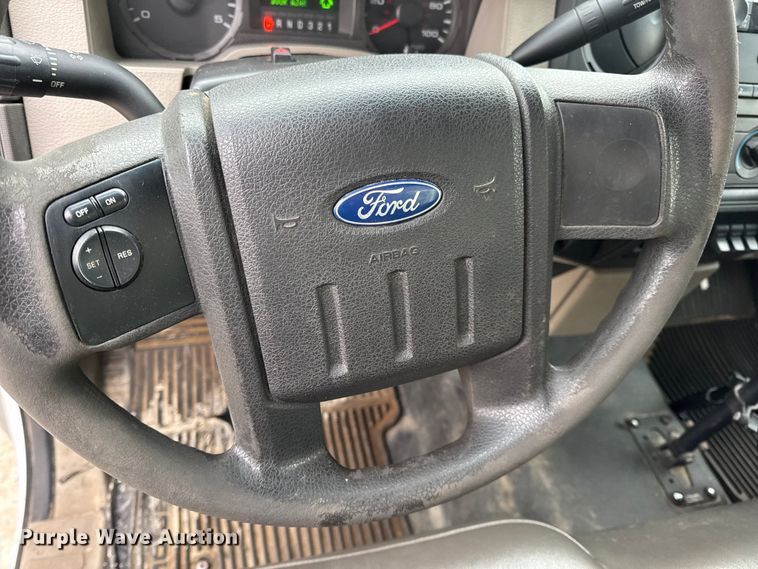 image for item DW6704 2009 Ford F-350 utility bed pickup truck