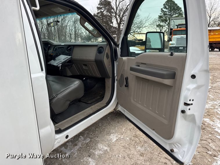 image for item DW6704 2009 Ford F-350 utility bed pickup truck