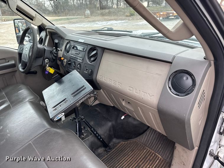 image for item DW6704 2009 Ford F-350 utility bed pickup truck