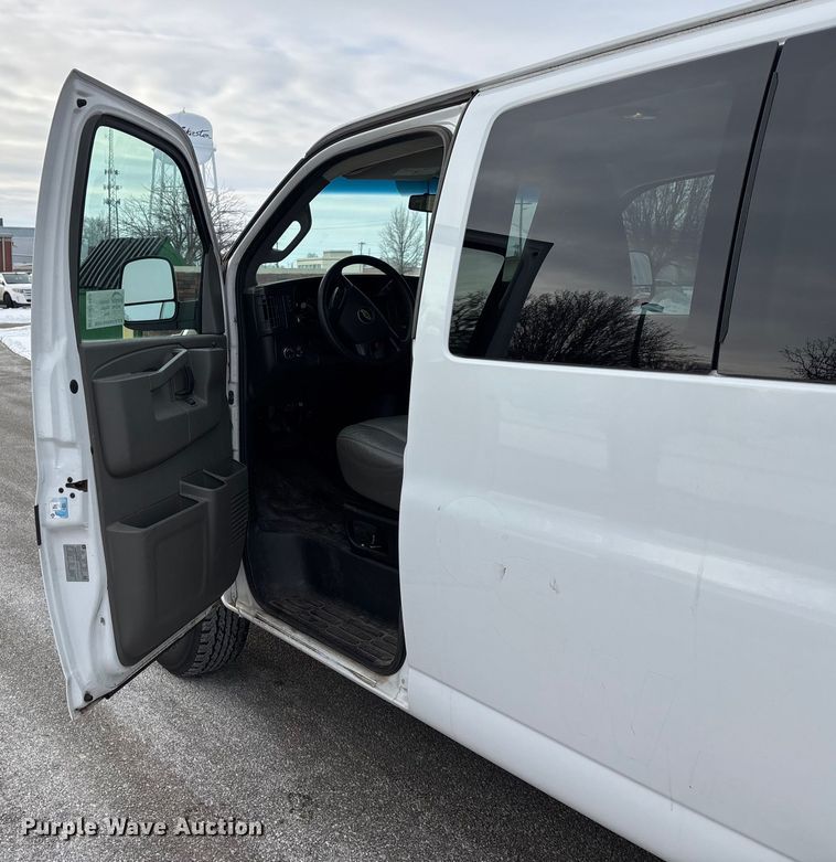 image for item DW7463 2016 Chevrolet Express 3500 van