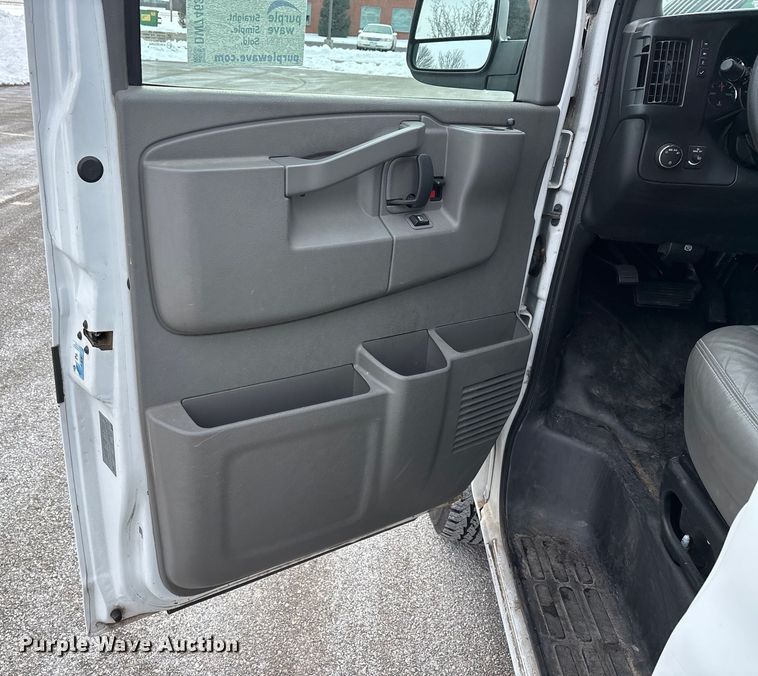 image for item DW7463 2016 Chevrolet Express 3500 van