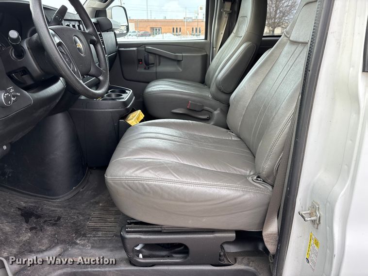 image for item DW7463 2016 Chevrolet Express 3500 van