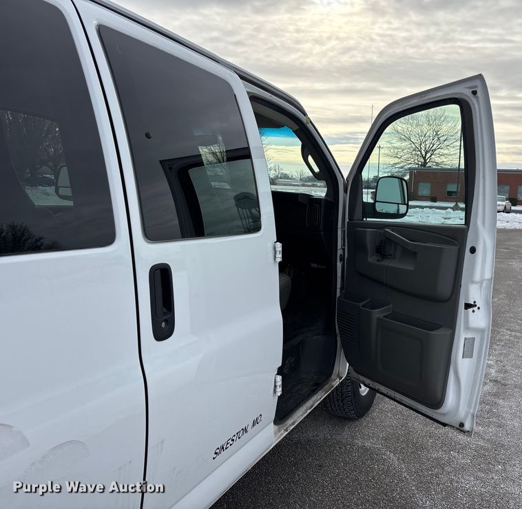 image for item DW7463 2016 Chevrolet Express 3500 van