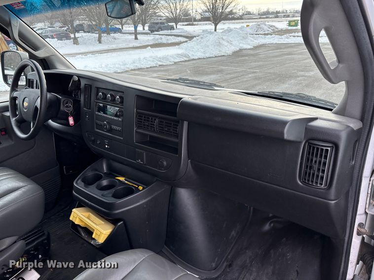 image for item DW7463 2016 Chevrolet Express 3500 van