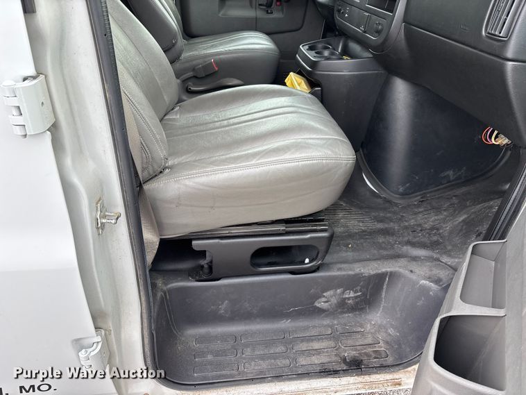 image for item DW7463 2016 Chevrolet Express 3500 van