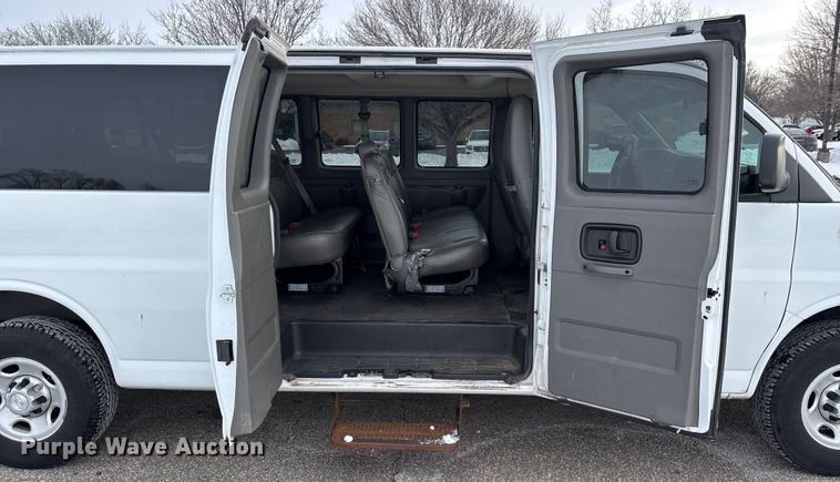 image for item DW7463 2016 Chevrolet Express 3500 van