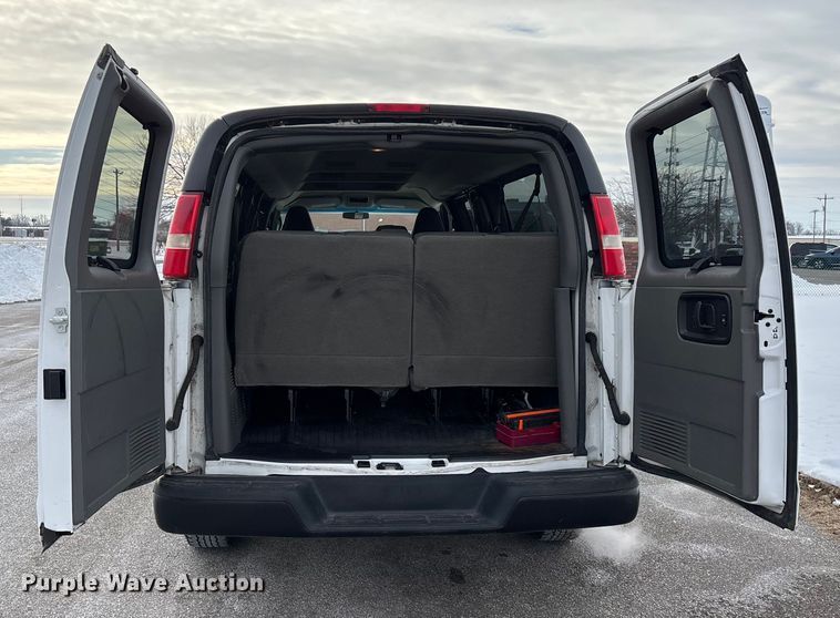 image for item DW7463 2016 Chevrolet Express 3500 van