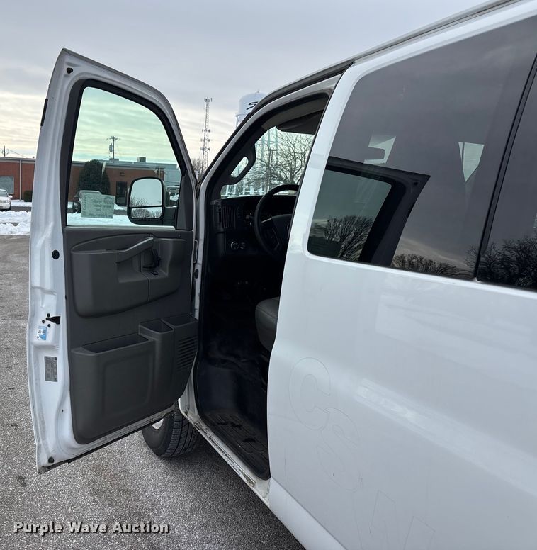 image for item DW7464 2016 Chevrolet Express 3500 van