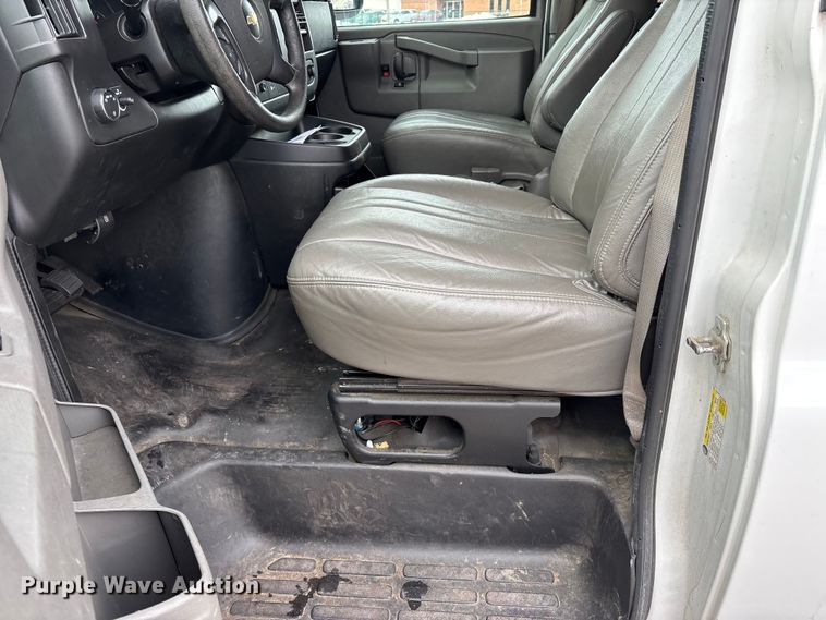image for item DW7464 2016 Chevrolet Express 3500 van