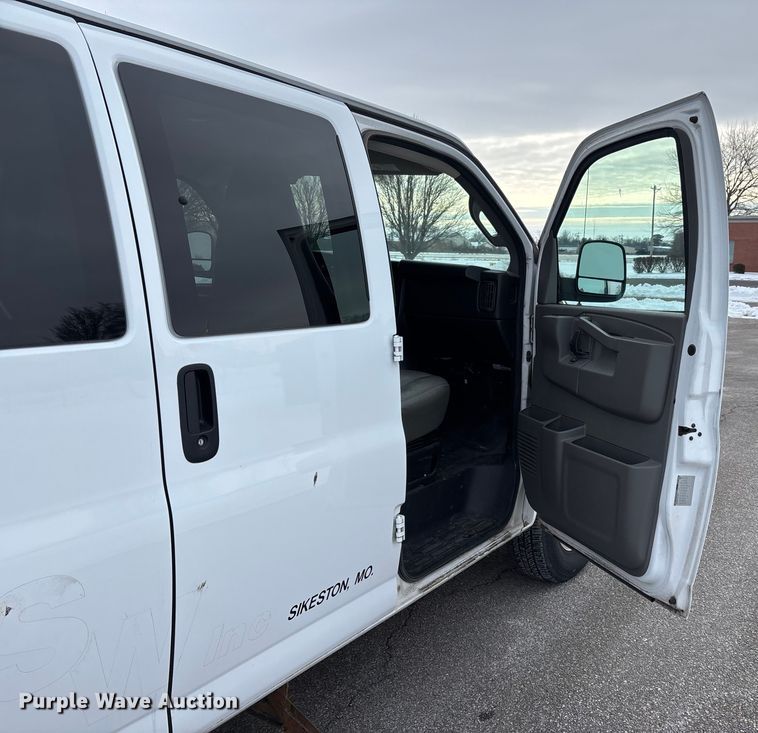 image for item DW7464 2016 Chevrolet Express 3500 van