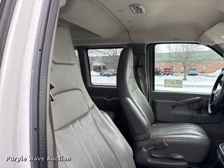 image for item DW7464 2016 Chevrolet Express 3500 van
