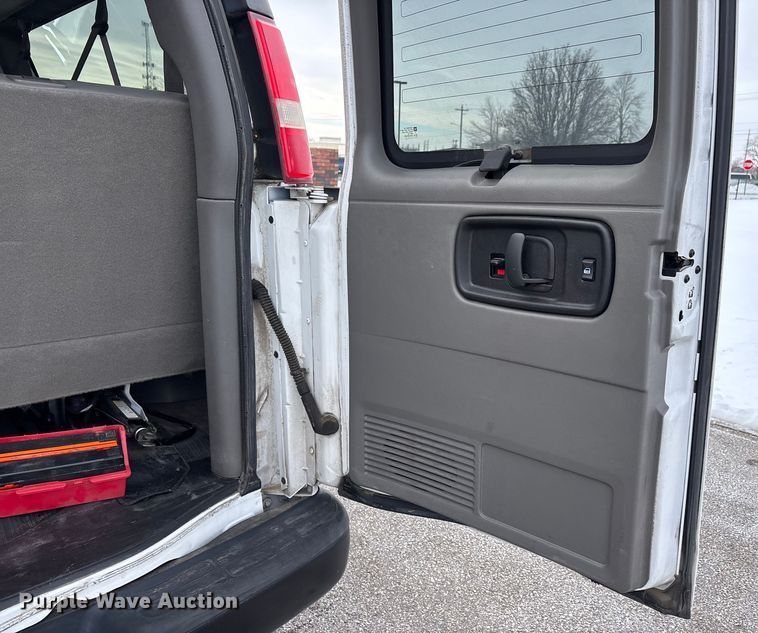 image for item DW7464 2016 Chevrolet Express 3500 van