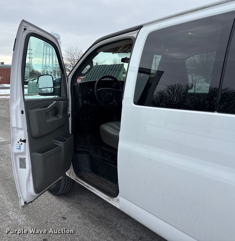 image for item DW7465 2016 Chevrolet Express 3500 van