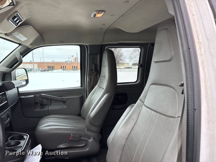 image for item DW7465 2016 Chevrolet Express 3500 van