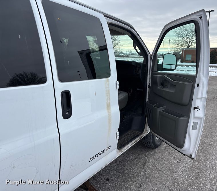 image for item DW7465 2016 Chevrolet Express 3500 van