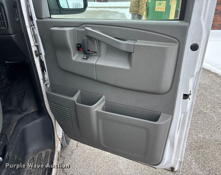 image for item DW7465 2016 Chevrolet Express 3500 van