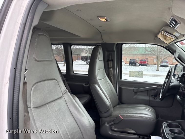 image for item DW7465 2016 Chevrolet Express 3500 van