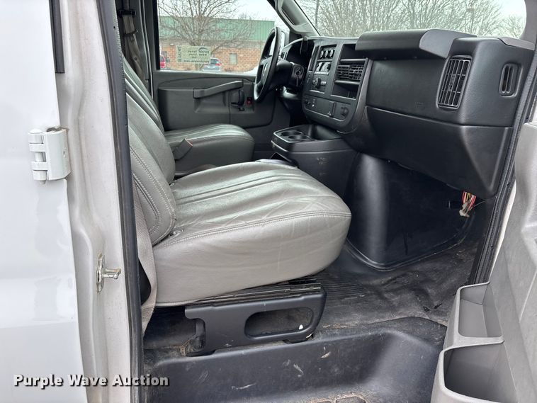 image for item DW7465 2016 Chevrolet Express 3500 van
