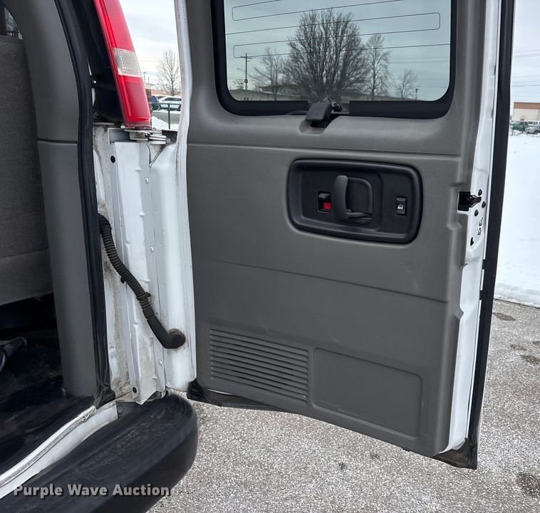 image for item DW7465 2016 Chevrolet Express 3500 van